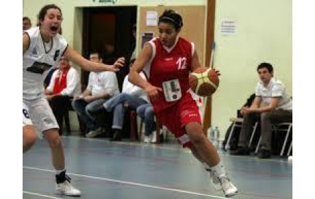 CLAIRE LONGOMBA signe au CEST