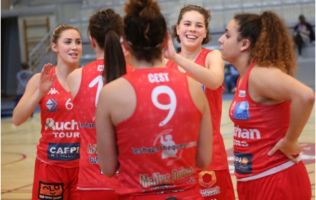 CEST :  UNE POULE C .... ATYPIQUE !