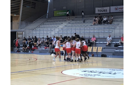 U15 F : UNE BELLE SAISON COURONNÉE PAR UNE COUPE !